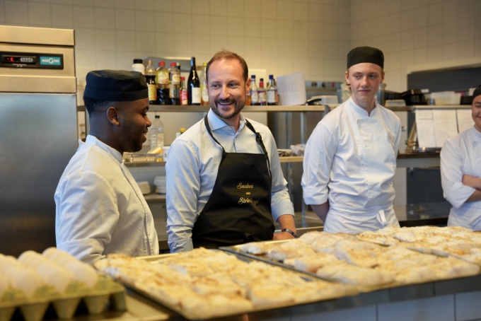 Sammen med elever ved restaurant- og matfag på Strinda videregående skole var Kronprinsen med å forberedte lunsj. Foto: Sara Svanemyr, Det kongelige hoff